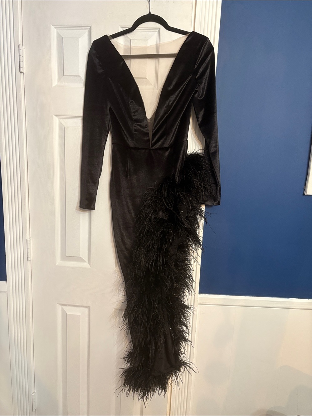 ALBINA DYLA BLACK VELVET HIGH-FEATHER TRIM SPLIT DRESS - size M - π - Picture 4 of 4